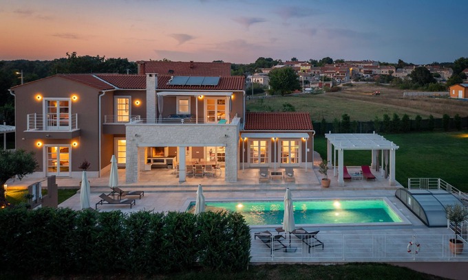 Rezanci Villa | Design Villa Terra ***** con piscina de 48m², jacuzzi, cancha de golf, gimnasio y casa de spa
