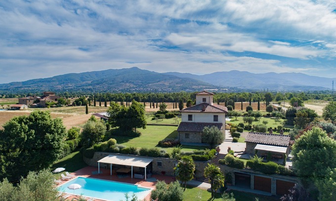 Pietraia Villa | Villa de diseño con gran piscina en el corazón de la campiña toscana.
