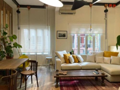 Gemmayzeh Apartamento | Designer 1BR apt in Gemmayze
