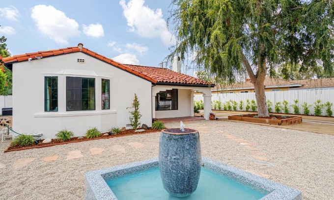 Valley Glen Casa | Designer 2 bed near Universal sleeps 8 hot tub