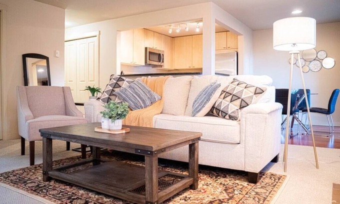 Kirkland Condominio | ★Designer 2BR Condo★ Balcony, King Bed and Parking