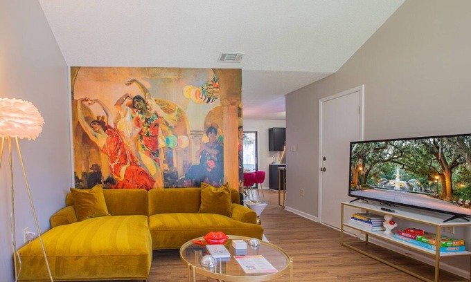 Savannah Casa | Designer 3-bedroom house with photo zones, sunroom, fire table, fenced backyard