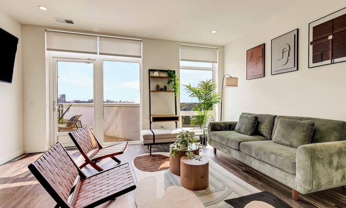 River West Apartamento | Designer 3BR Penthouse l Private Patio l Rooftop l Gym l 5-Star Location