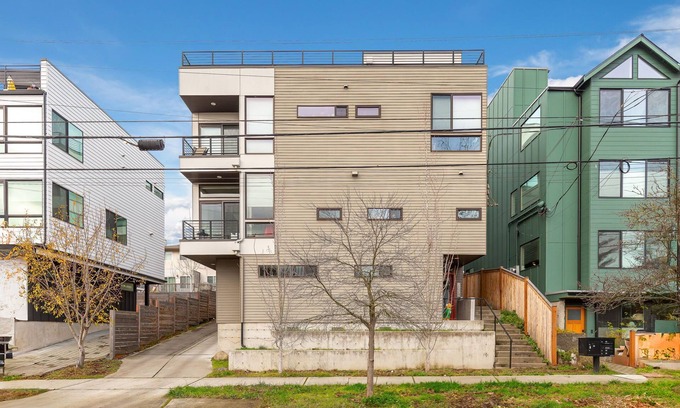Ballard Casa | Designer 4B2.5B in Ballard sleeps 10