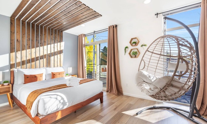 Mann Casa | Designer 4B3B w Theater & Rooftop close to CapHill