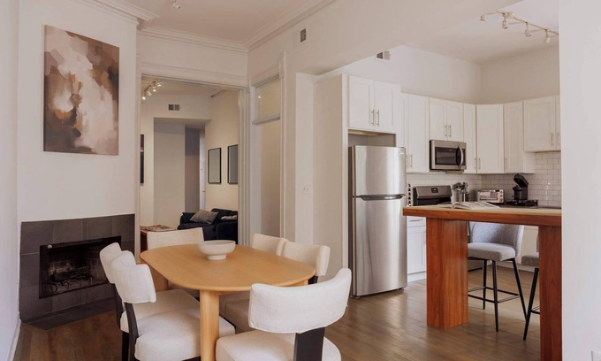 Rush and Division Apartamento | Designer Apartment 2W | Heart of Gold Coast/River North
