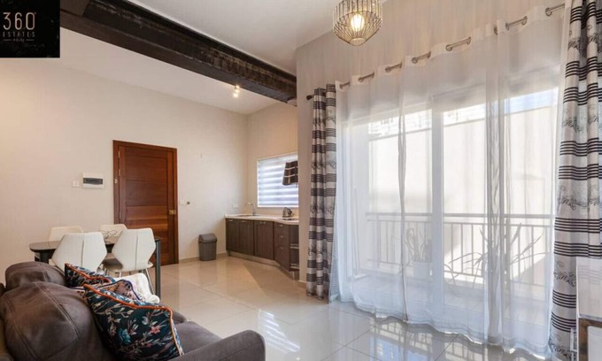 Ta' Giorni Apartamento | Designer APT with comfy SOFA, LARGE TV, 2 KING BDS