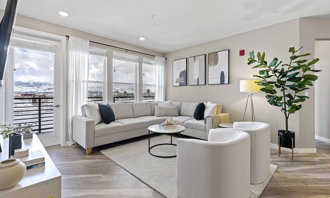 Sparks Apartamento | Designer Apt. with Jacuzzi. Walk To Casino & iMax