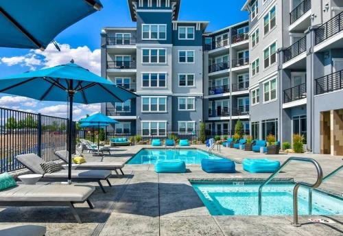 Sparks Apartamento | Designer Apt with Jacuzzi, Pool & Mountain Views