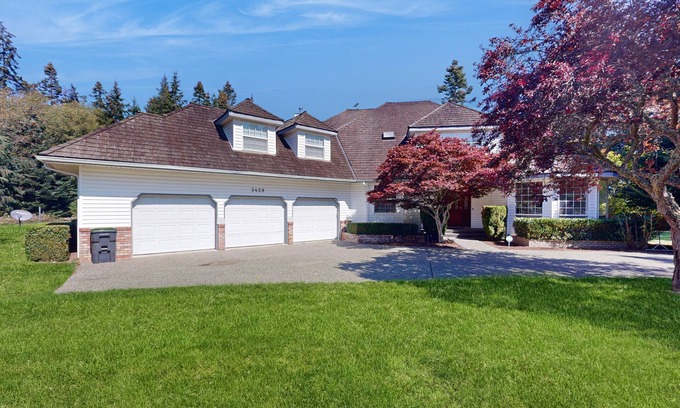 Oak Harbor Casa | Designer bay-view estate with home office, beach nearby