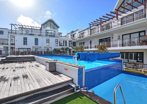 Big Bay Apartamento | Designer Beachfront Apartment in Big Bay with swimming pool- 2 bedroom, 1 Azure