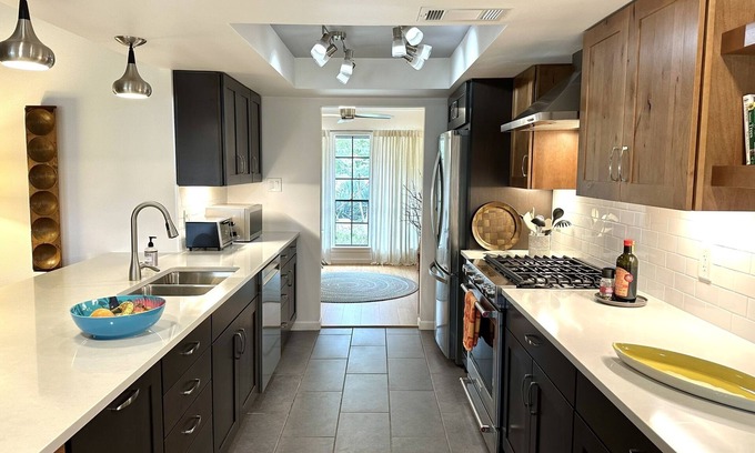 Anderson Mill Casa | Designer bedroom & bath in creatively renovated 70s ranch. Pkg, grill, patios.