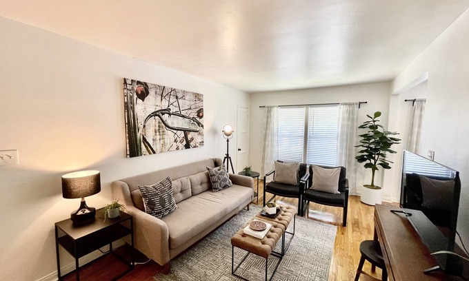 Bixby Knolls Apartamento | Designer Bixby Knolls 2 bedroom with Parking near Cafes/Bars/Shopping