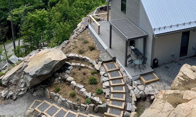 La Conception Cabina | Designer cabin perched above valley, boasts stunning panoramic views.