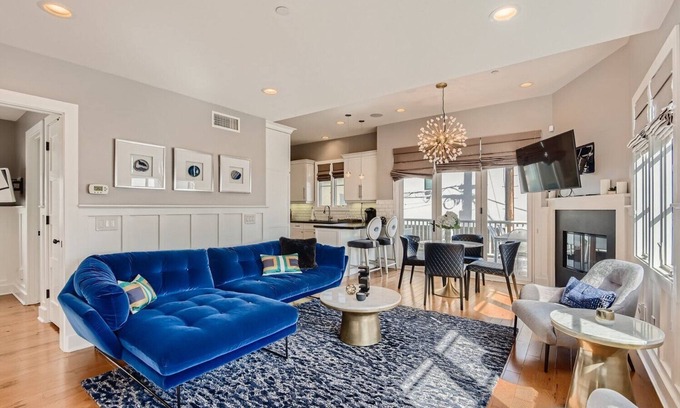 Corona del Mar Condominio | Designer Condo 2 Blocks to Beach w Private Hot Tub