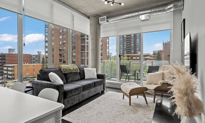 Connaught Condominio | Designer Cosmopolitan Loft in Downtown Calgary