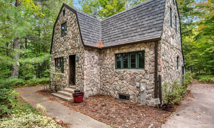 Lac du Flambeau Casa | Designer cottage on Statenaker Lake with dock access, trails, & Norwegian Sauna