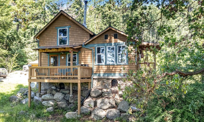 Eastsound Casa | Designer cottage with bay views & washer/dryer - walk to village hot spots