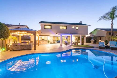Bay Ho Casa | Designer Family Home with Resort-Style Oasis