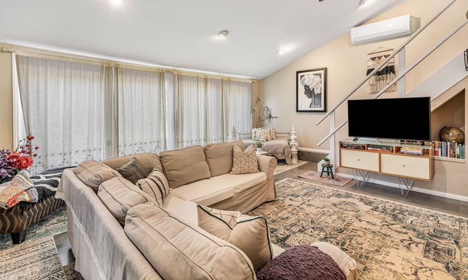 Calabasas Cabaña | Designer guest house with pool & spa, patio - dog-friendly