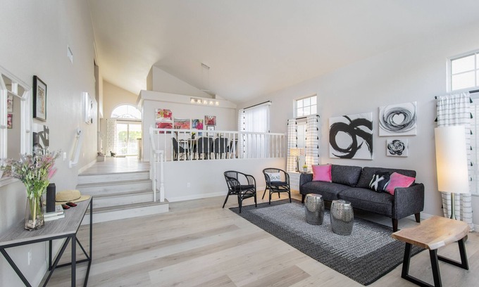 Green Valley North Casa | Designer home-6 miles to the Las Vegas Strip!