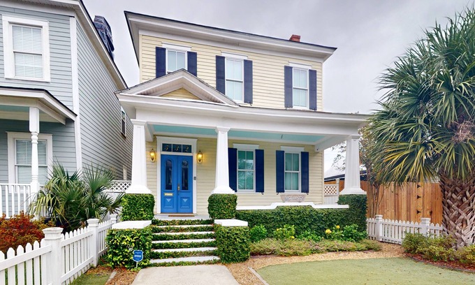Dixon Park Casa | Designer home in Historic District with upscale kitchen