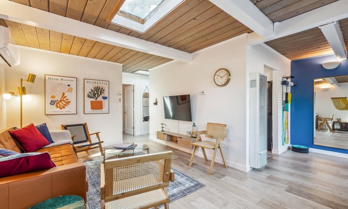 Menlo Park Casa | Designer Home Near Stanford/Tech Hub+AC/Gym/Office/BBQ. Two Bed/One Bath.