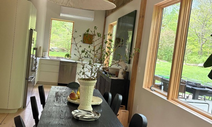 Patterson Casa | Designer home on a stream with AC and WiFi in Patterson