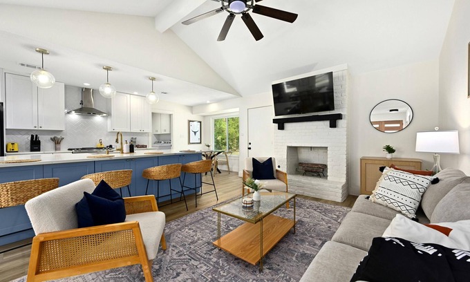 North Austin Civic Association Casa | Designer Home, Sleep 8, Ask us about FREE add-ons