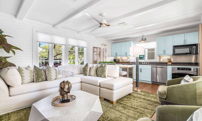 Seaside Condominio | Designer "Honeymoon Cottage" 32 Steps to the Beach. With Bikes and Parking