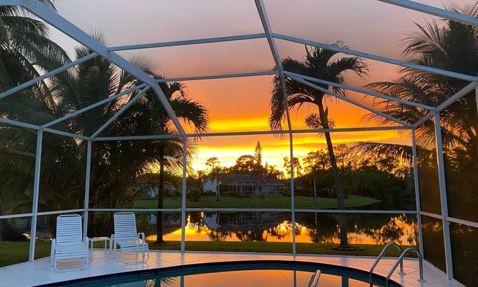 Central Naples Casa | Designer Lakefront Haven ‘
