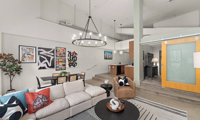 Cultural District Apartamento | Designer Loft Penthouse in the Heart of Downtown. Parking Included!