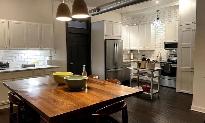 Michigan City Apartamento | Designer Loft Within Walking Distance to Restaurants, Bars & Beach! Pet Friendly