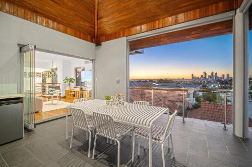 South Perth Casa | Designer Luxury 3brd - Epic Views - South Perth