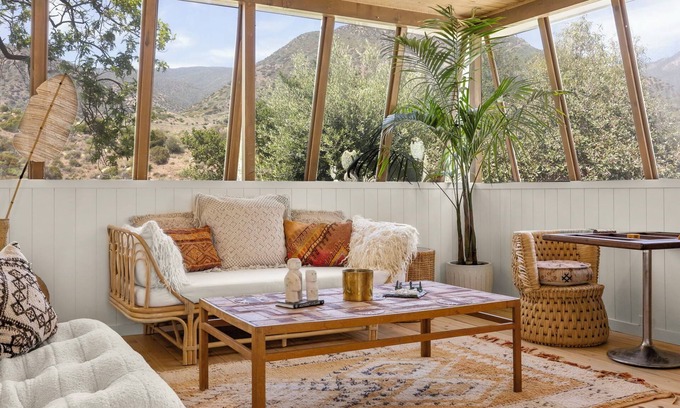 Ojai Casa | Designer Mid-Century House with 10 Acres of Nature with Stunning Views