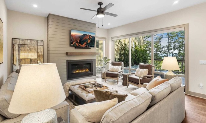 Lenoir Cabina | Designer Mountain Home in Upscale Community