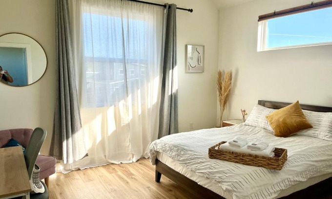 St. Johns Casa | Designer NEW 10min dt Pet friendly 7min Park-Room A