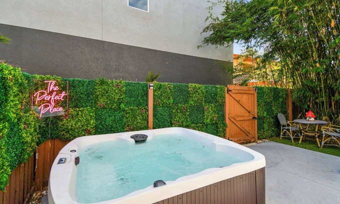 Historic Old Northeast Apartamento | Designer Sun Filled Condo - Walk to Town