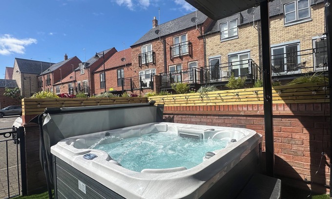 Hull Casa | Designer Townhouse with Hot Tub, Balcony and Bronze Sculptures
