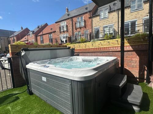 Hull Casa | Designer Townhouse with Hot Tub, Balcony and Bronze Sculptures