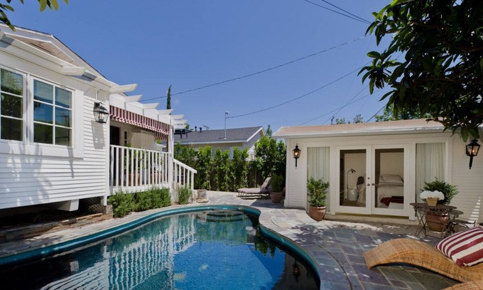 Norma Triangle Casa | Diseñador West Hollywood Bungalow, piscina climatizada, casa de huéspedes, a pie de todo