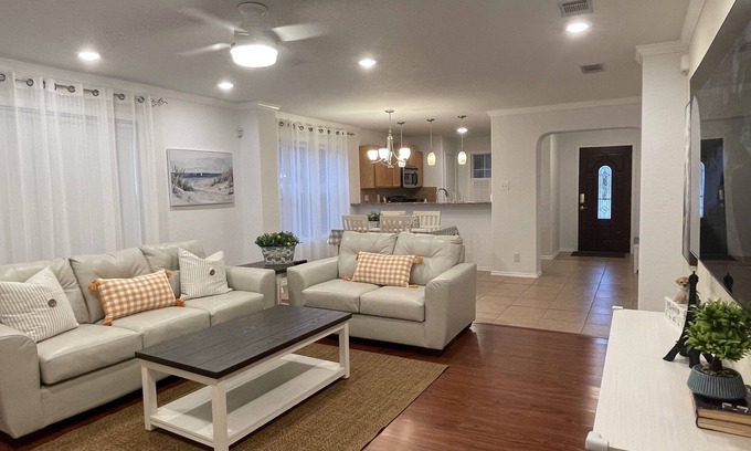 San Antonio Casa | Desirable Pretty Home close to Sea World-Medical Center-UTSA