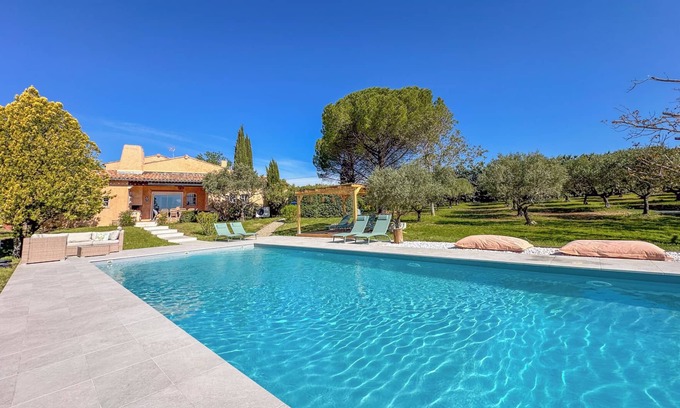 Aups Otro | Detached 200m2, 5 bedroom Mas, heated pool 15 x 5m, air con, 5000m2 gardens