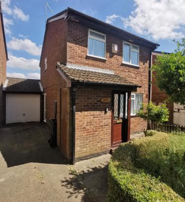 Leicester Casa | Detached 3 Bedroom House in Leicester with Private Parking