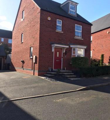 Castle Donington Casa | Detached 4-Bed 2 Ensuites with Driveway Castle Donington Near EMA