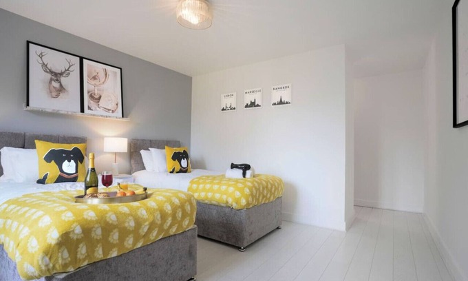 Newport Pagnell Casa | Detached 6 Bedroom House - Free Parking & FastWifi