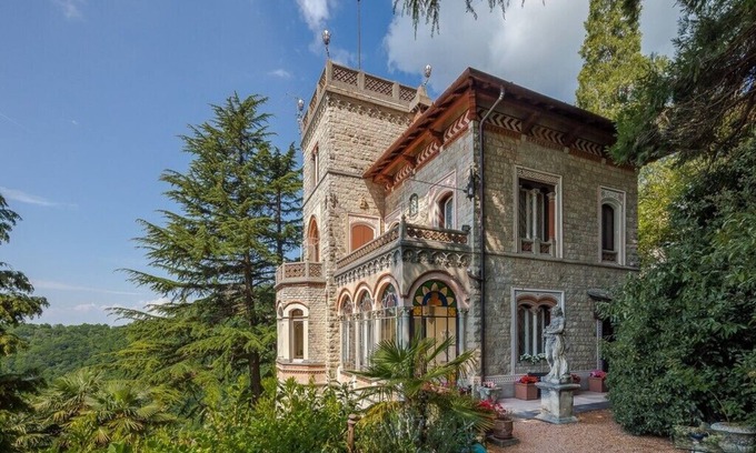 Aggregazione Rionale 4 Casa | Detached apartment in period villa in century-old park at Sacromonte