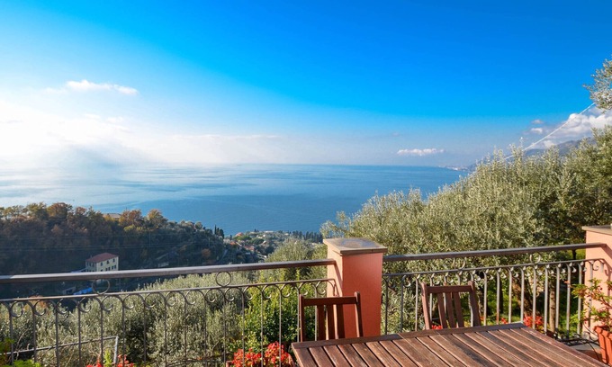 Camogli Casa | Detached cottage with sea view, large fenced garden and panoramic pool