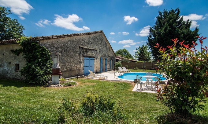 Saint-Aubin-de-Cadelech Casa | Detached Rural barn retreat set in open farm land -with private pool