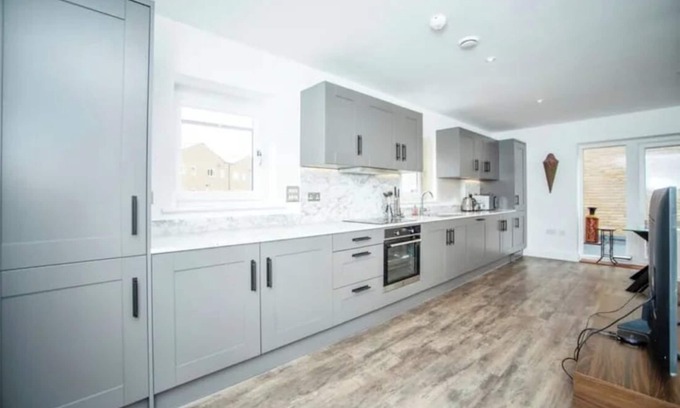 Rochester Casa | Detached House next to Rochester Train Station
